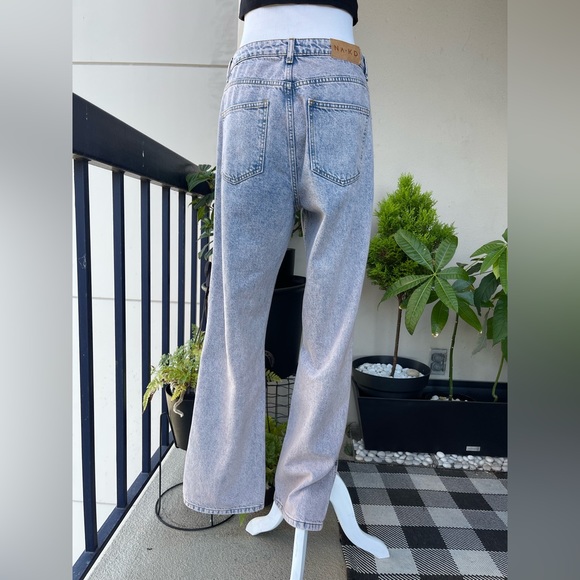 NA-KD FASHION MID-RISE WIDE LEG OVERSIZED JEANS WITH SLITS IN BLUE- PINK COLOR - Picture 10 of 17